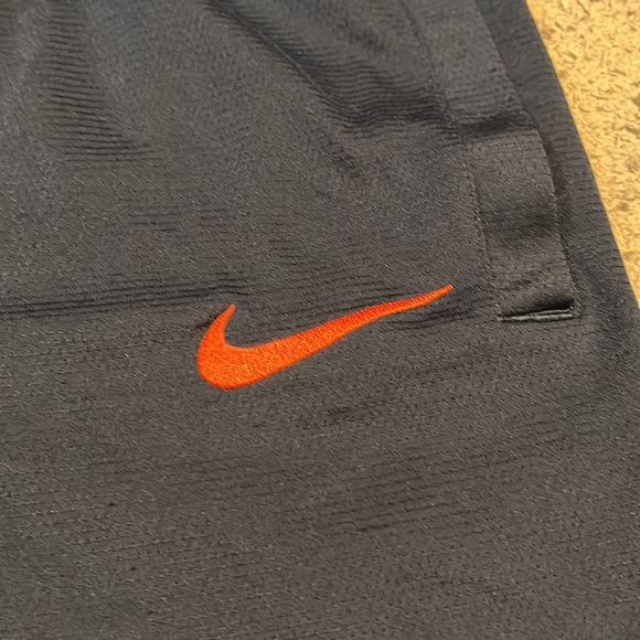 Nike activewear athletic basketball shorts 100% polyester with zipper pocket - Picture 2 of 8